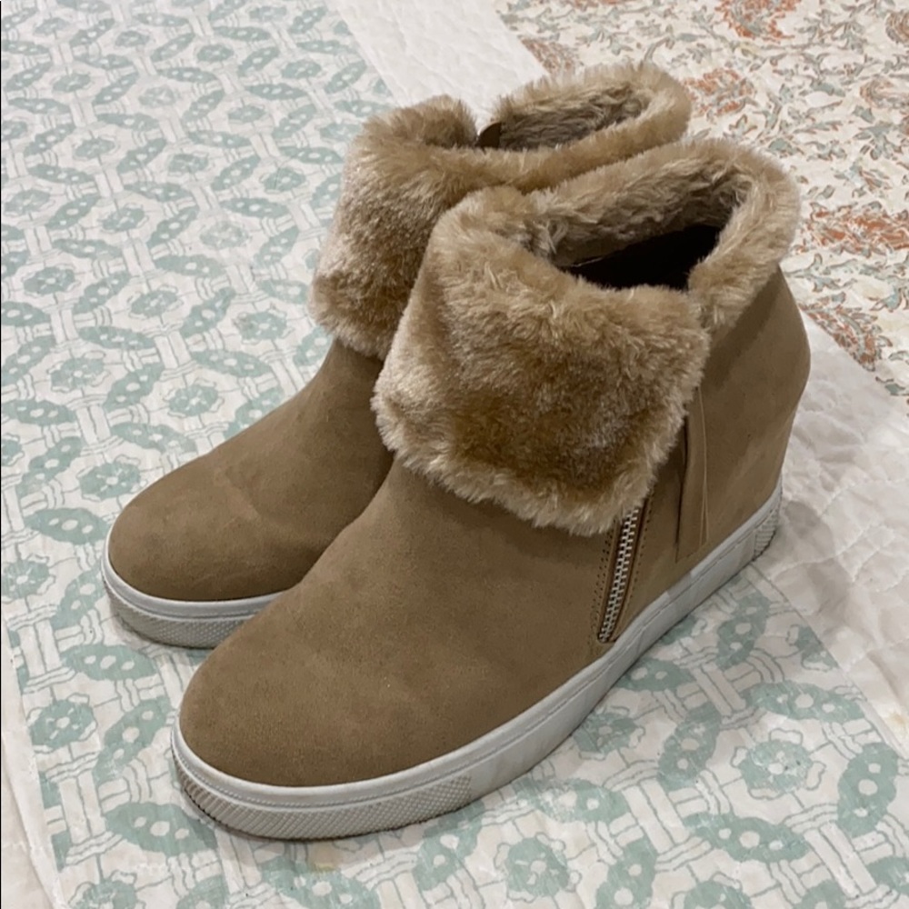 Wedged shoes
